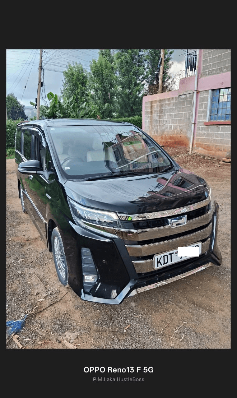 Toyota Noah Hybrid - View 1
