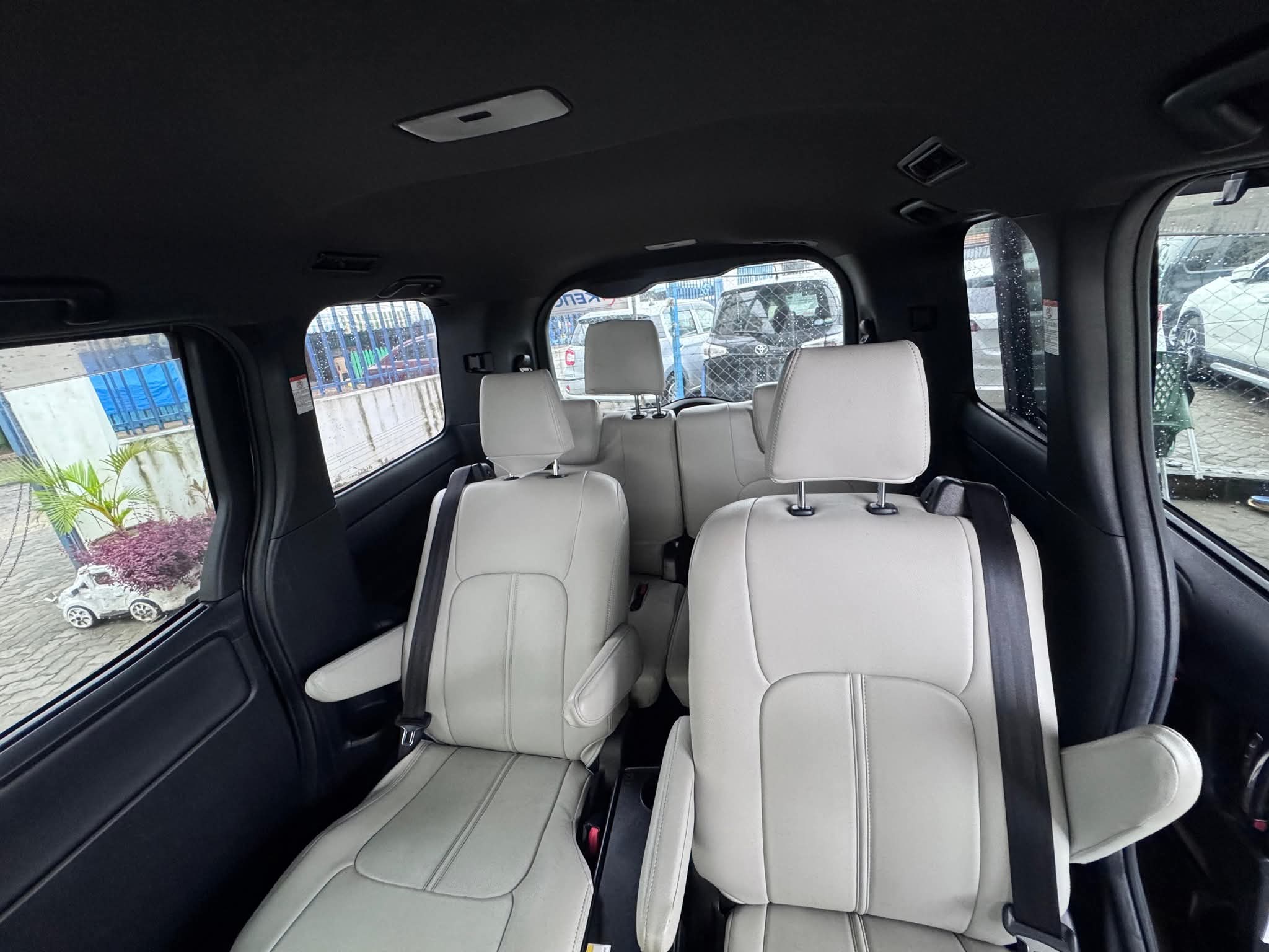 Toyota Noah Hybrid thumbnail 2