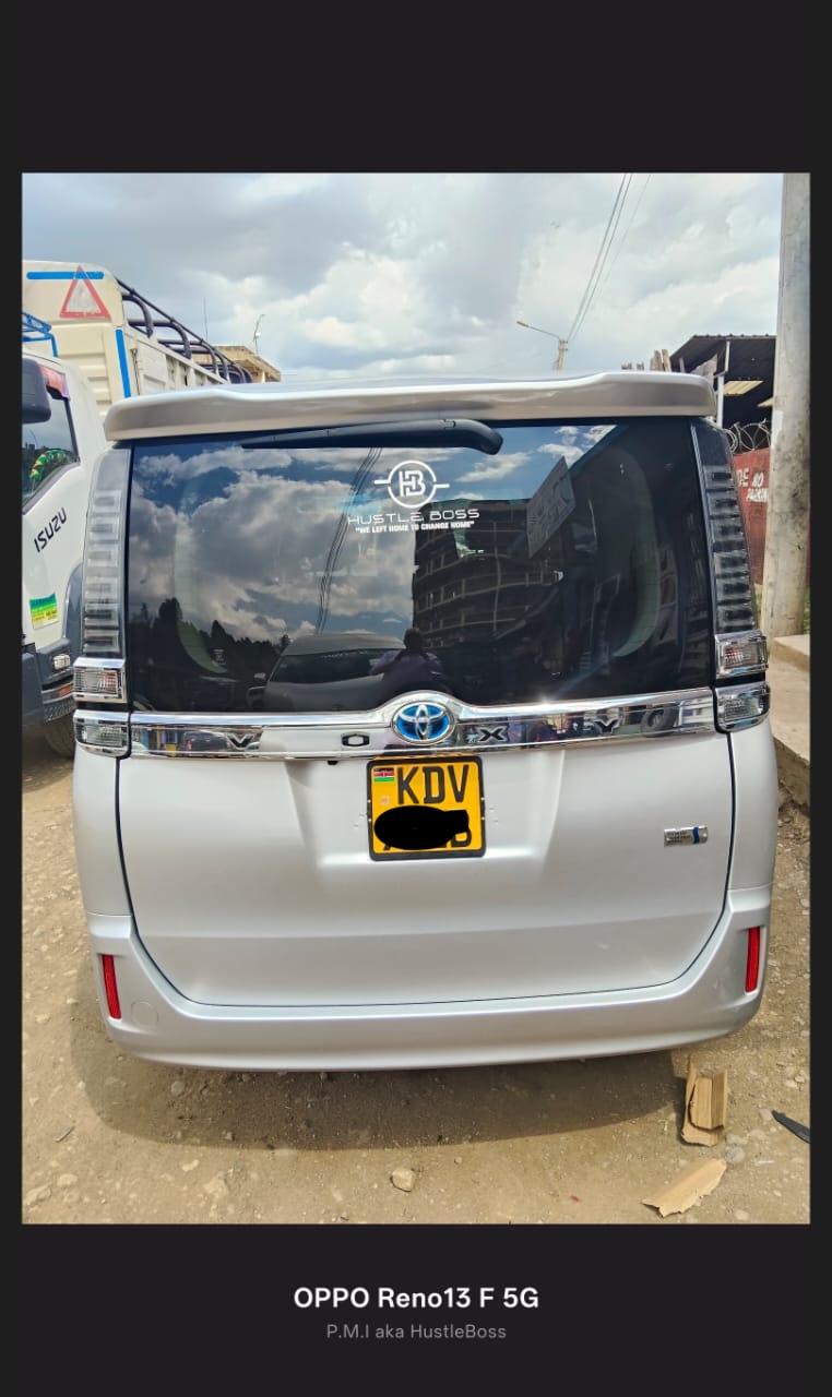 Toyota Voxy Hybrid thumbnail 2