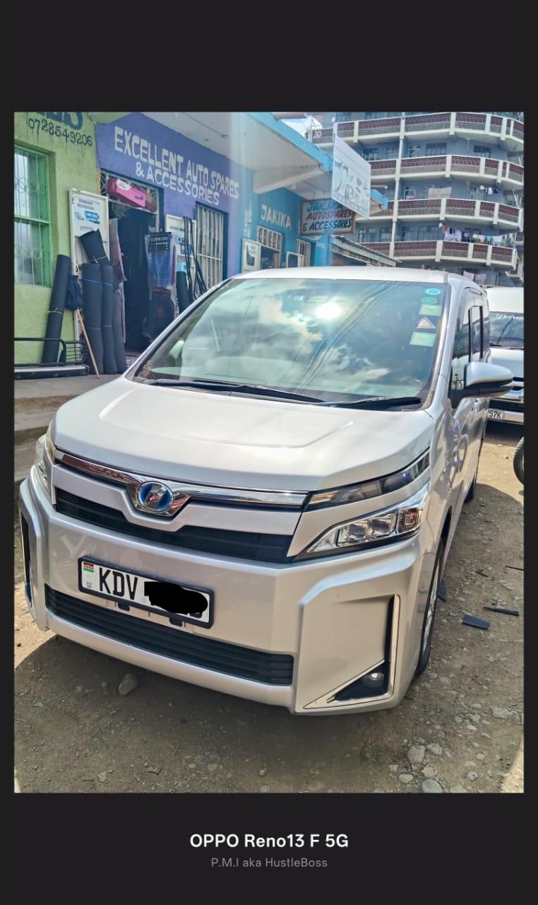 Toyota Voxy Hybrid thumbnail 3