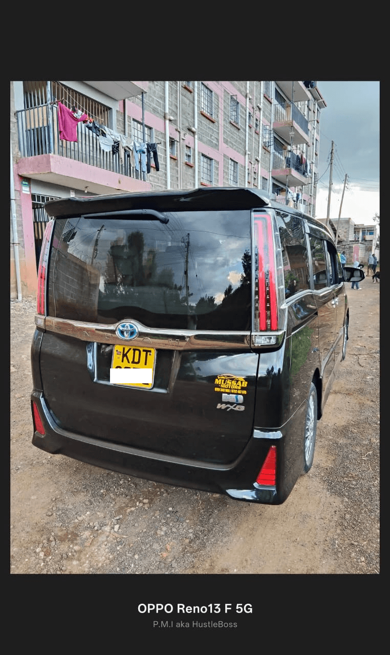 Toyota Noah Hybrid thumbnail 3