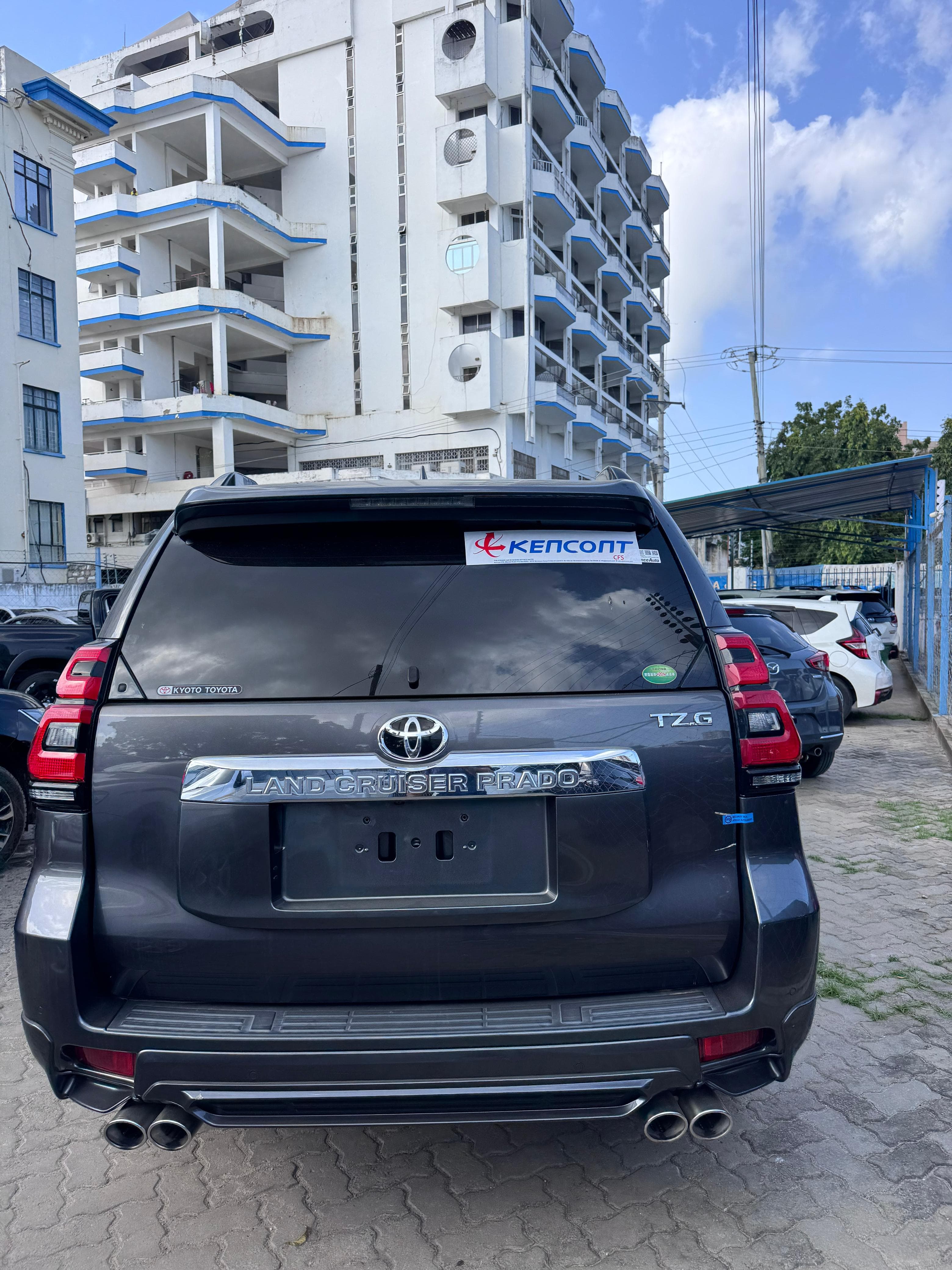 Toyota Landcruiser Prado TZ-G thumbnail 4