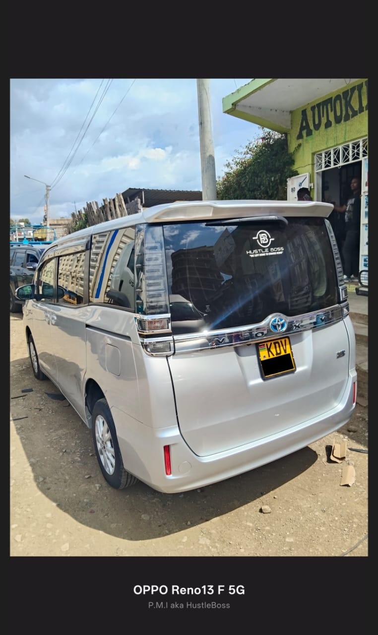 Toyota Voxy Hybrid thumbnail 4