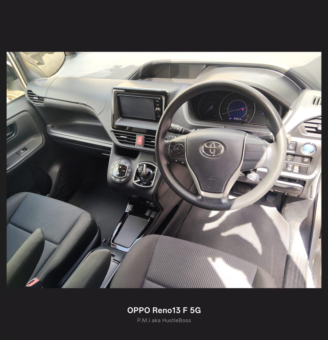 Toyota Voxy Hybrid thumbnail 5