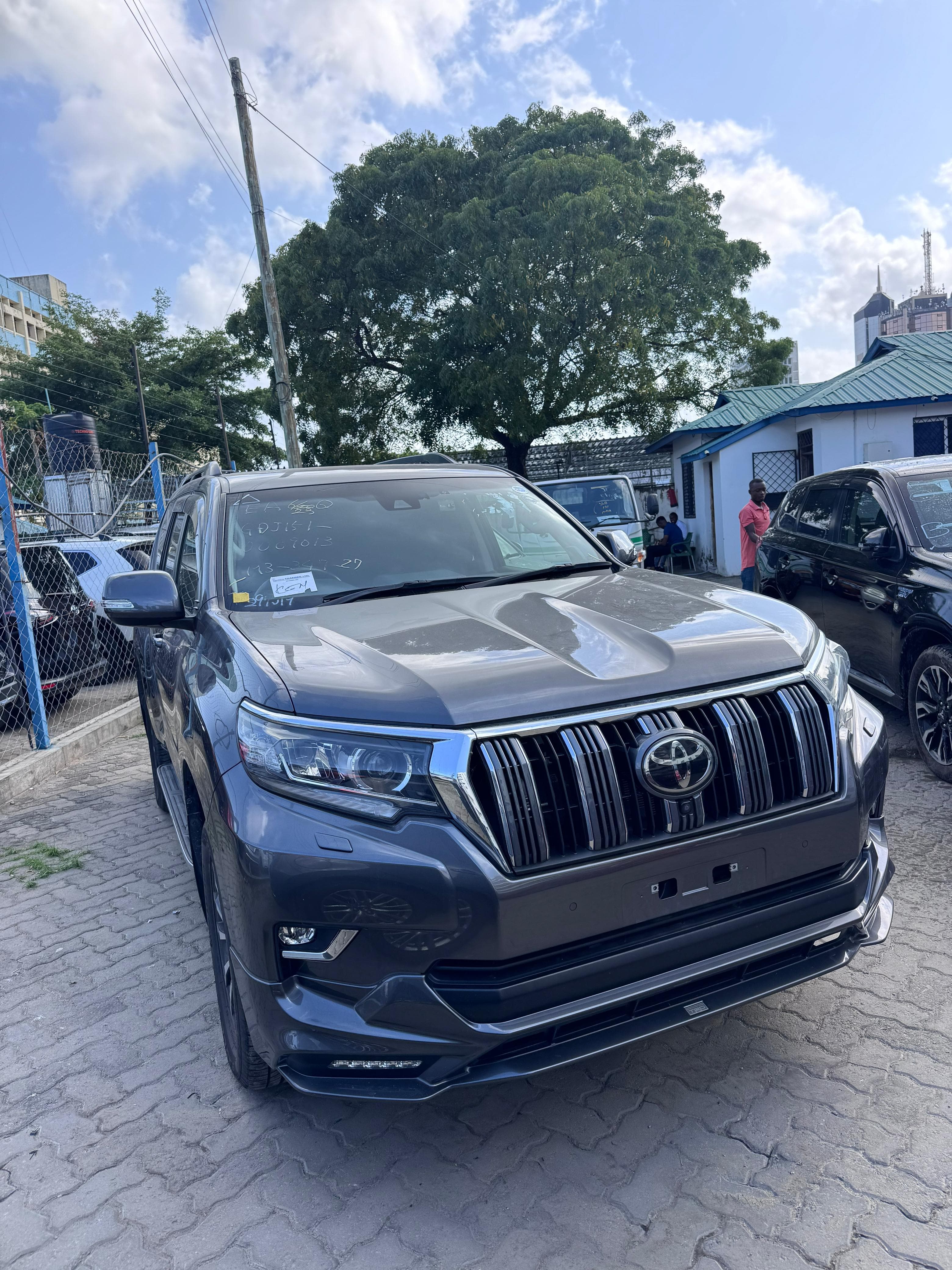 Toyota Landcruiser Prado TZ-G thumbnail 6