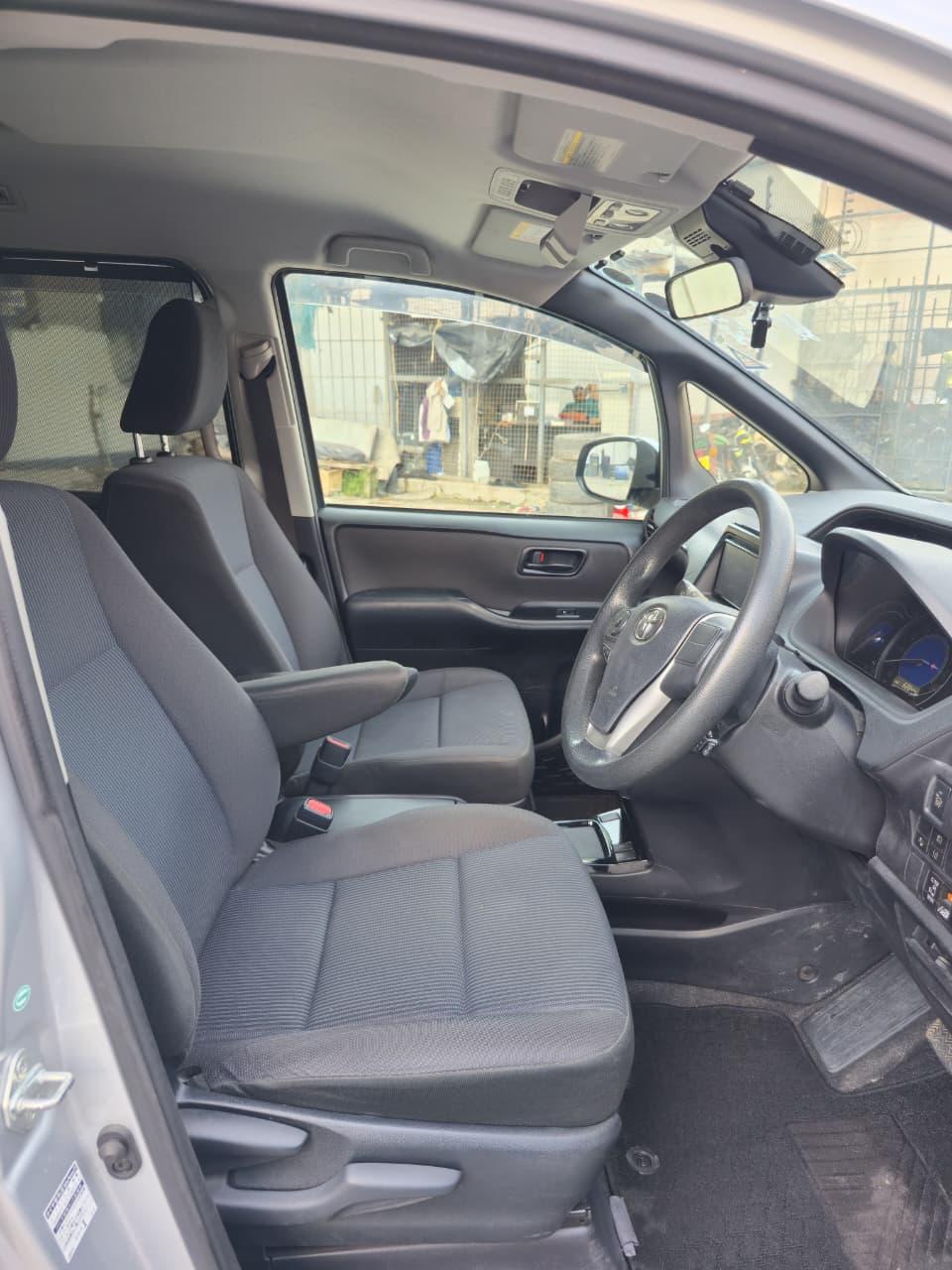 Toyota Voxy Hybrid thumbnail 6