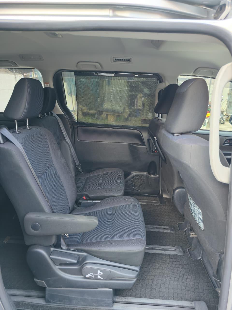 Toyota Voxy Hybrid thumbnail 7