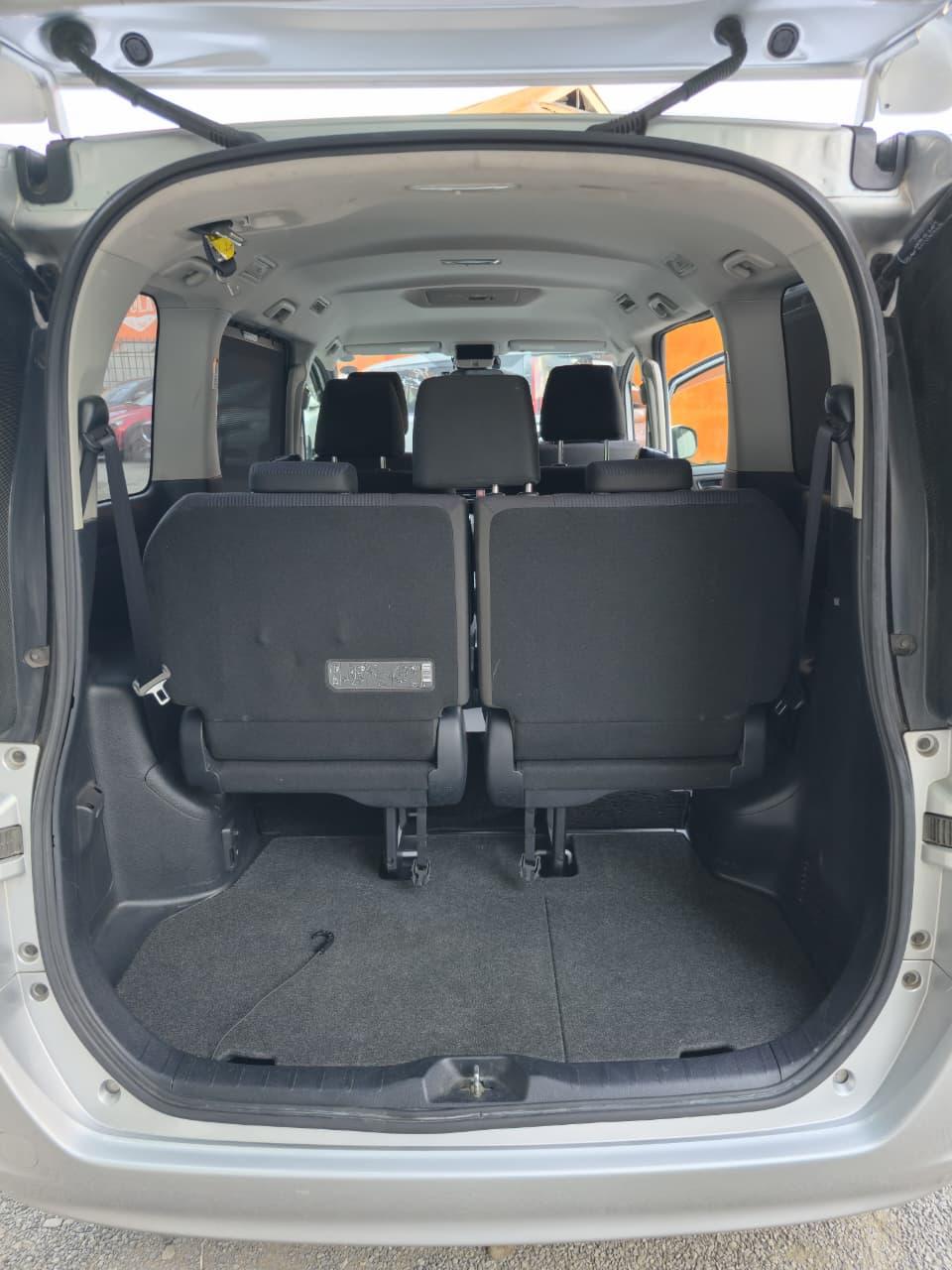 Toyota Voxy Hybrid thumbnail 9